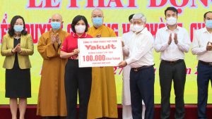Đại diện Công ty TNHH Yakult Việt Nam ủng hộ tại lễ phát động