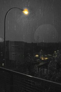 Hình nền đen buồn với cơn mưa đêm
